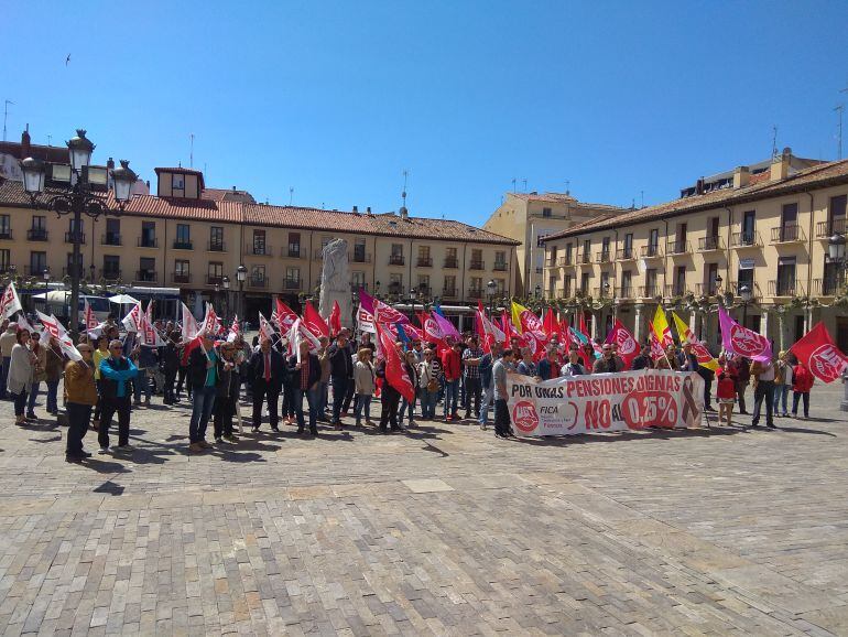 Concentración de pensionistas en la Plaza Mayor