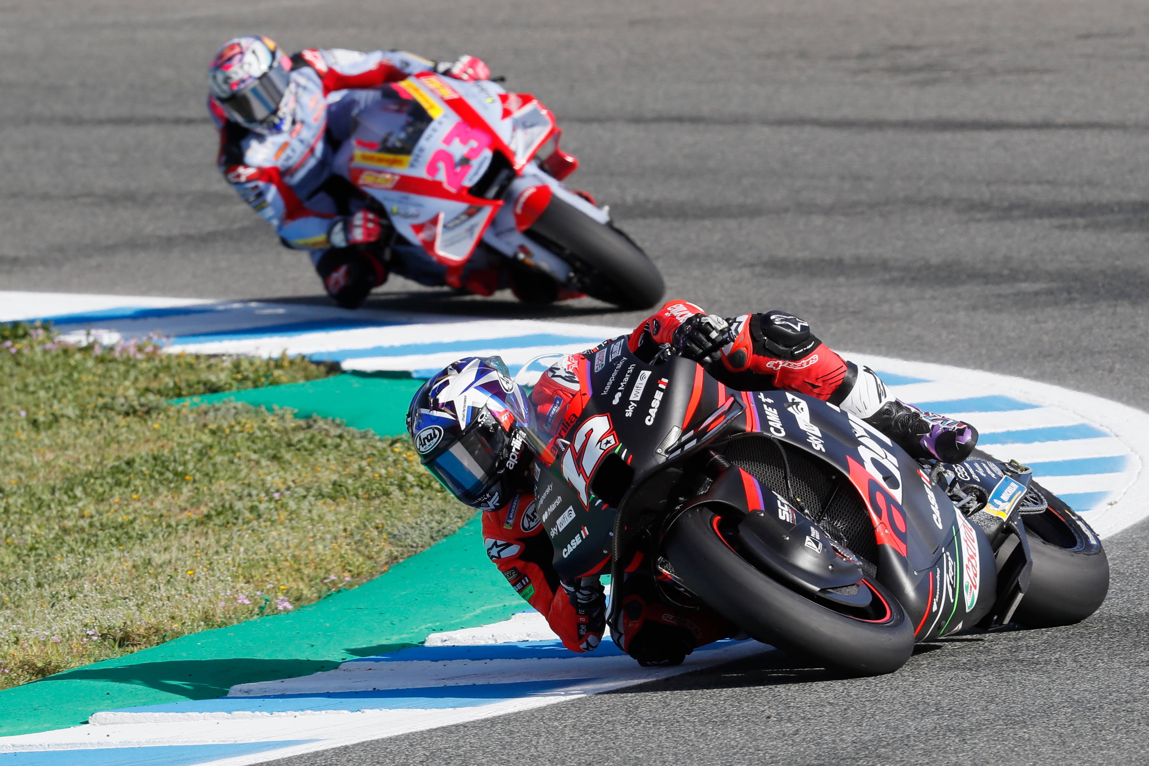 GRAFAND8702. JEREZ DE LA FRONTERA (CÁDIZ), 29/04/2022.- Los pilotos de MotoGP, el español Maverick Viñales (Aprilia Racing) y el italiano Enea Bastianini (Gresini Racing MotoGP) durante el primer entrenamiento libre previo al comienzo del Gran Premio de España de MotoGP, que se celebra este fin de semana en el circuito &quot;Ángel Nieto&quot; de Jerez de la Frontera (Cádiz). EFE/José Manuel Vidal.
