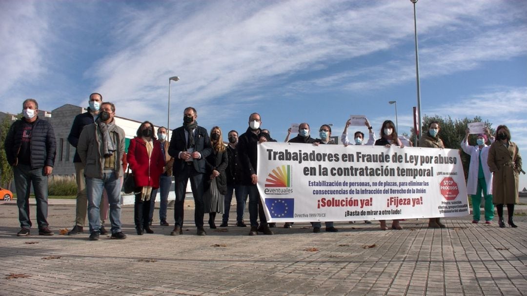 Trabajadores y alcaldes durante la protesta del pasado 17 de diciembre ante las puertas del Hospital Alto Guadalquivir de Andújar.