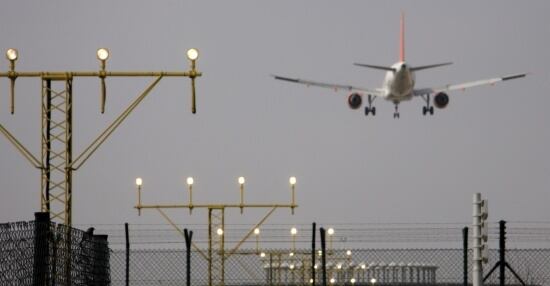 Un avió aterrant a l&#039;aeroport del Prat