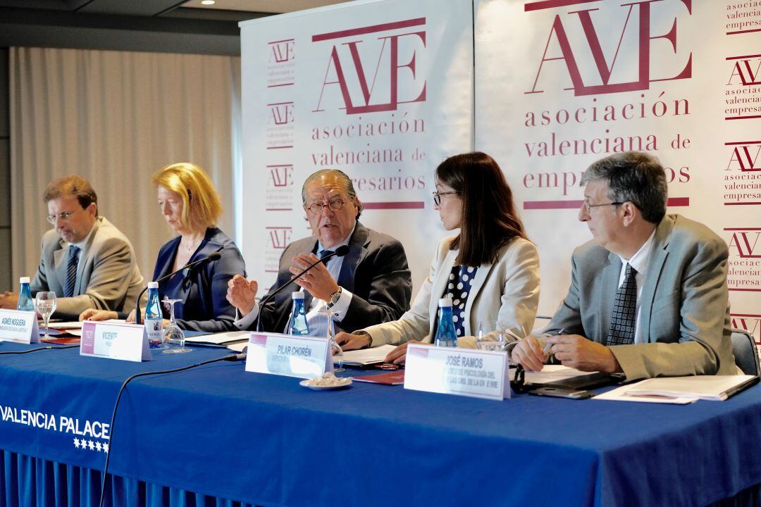 Presentación documento &quot;El compromiso de los empresarios con la educación&quot; de AVE e IVIE