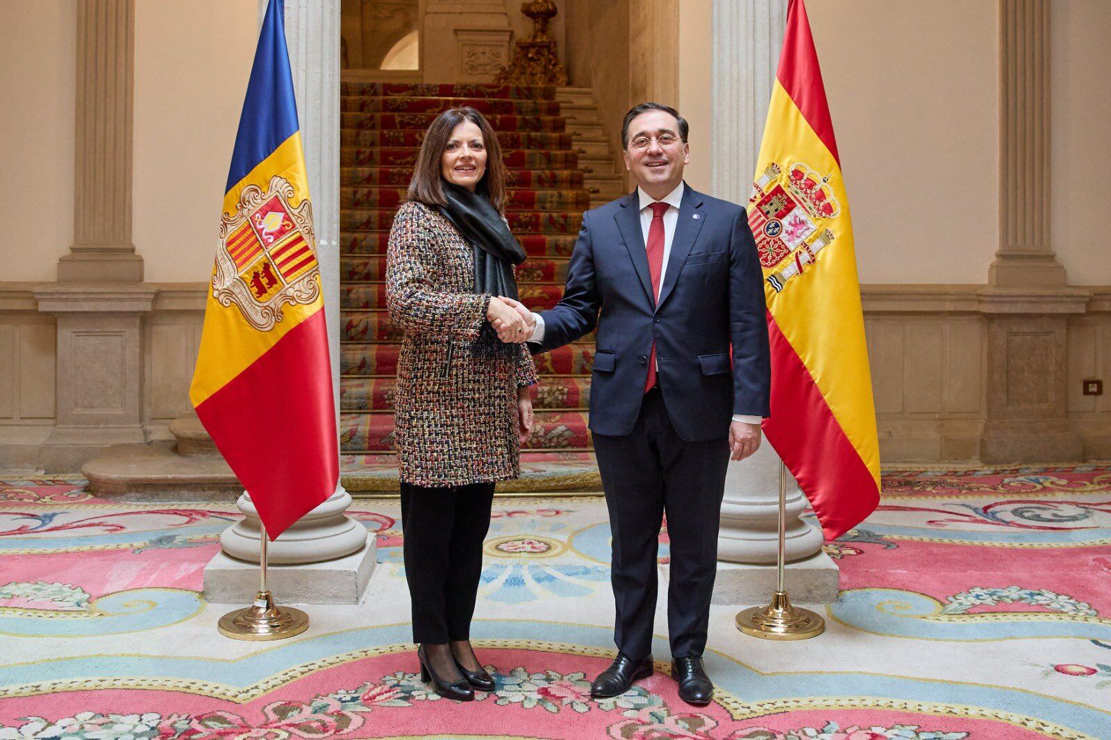 José Manuel Albares amb Imma Tor a la seu del ministrei d&#039;Afers Exteriors espanyol, a Madrid.