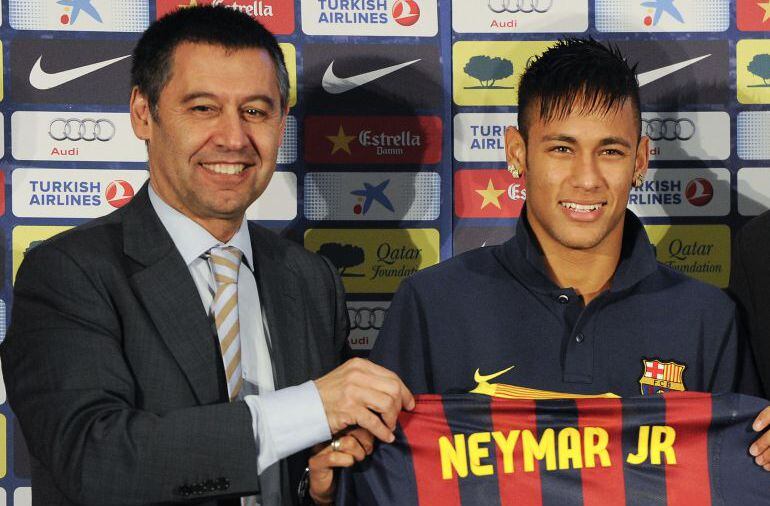 Josep María Bartomeu y Neymar Jr, durante la presentación del jugador brasileño.