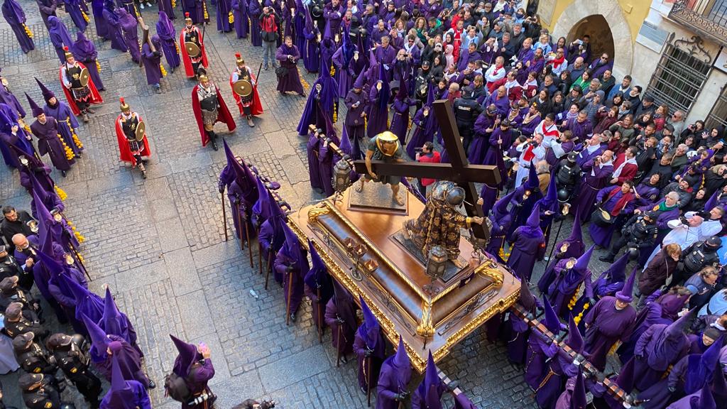 El paso del Jesús de las Seis en la anteplaza en la procesión de las Turbas de Cuenca.