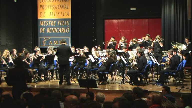 Alumnos del conservatorio Mestre Feliu en una actuación