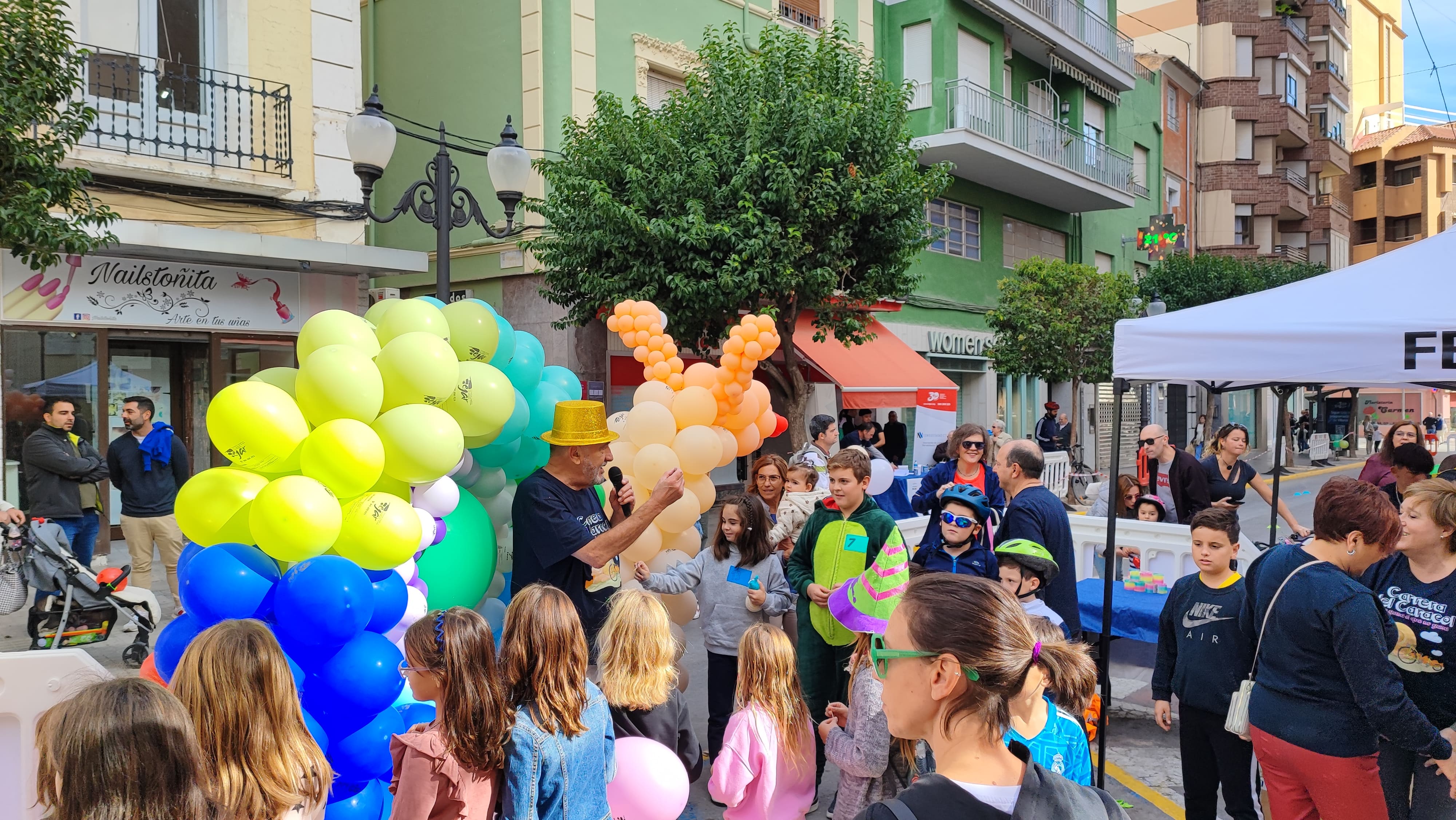 Momento de explosión de globos en carrera del caracol