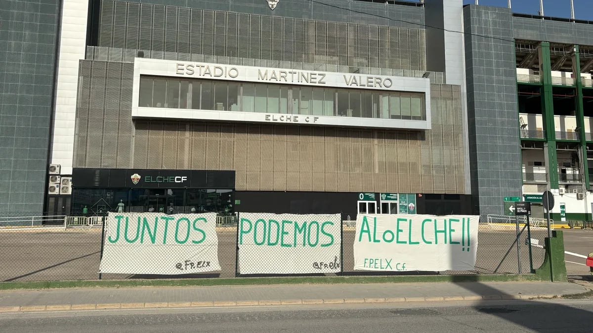 Pancartas de apoyo de la Federación de Peñas en el estadio Martínez Valero