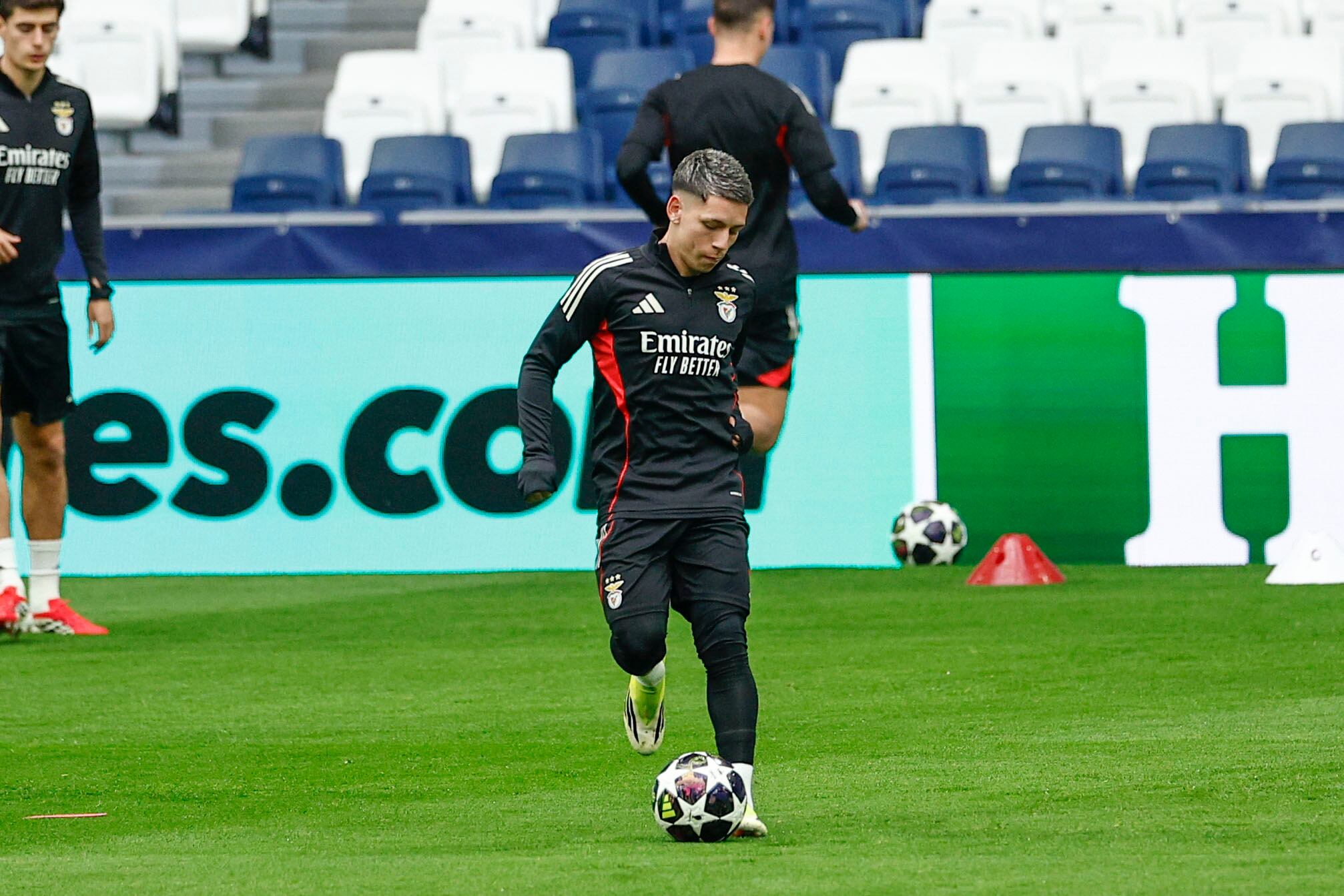 El delantero argentino del Benfica Gianluca Prestianni, durante el entrenamiento de este martes en el estadio Santiago Bernabéu