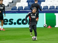 El delantero argentino del Benfica Gianluca Prestianni, durante el entrenamiento de este martes en el estadio Santiago Bernabéu