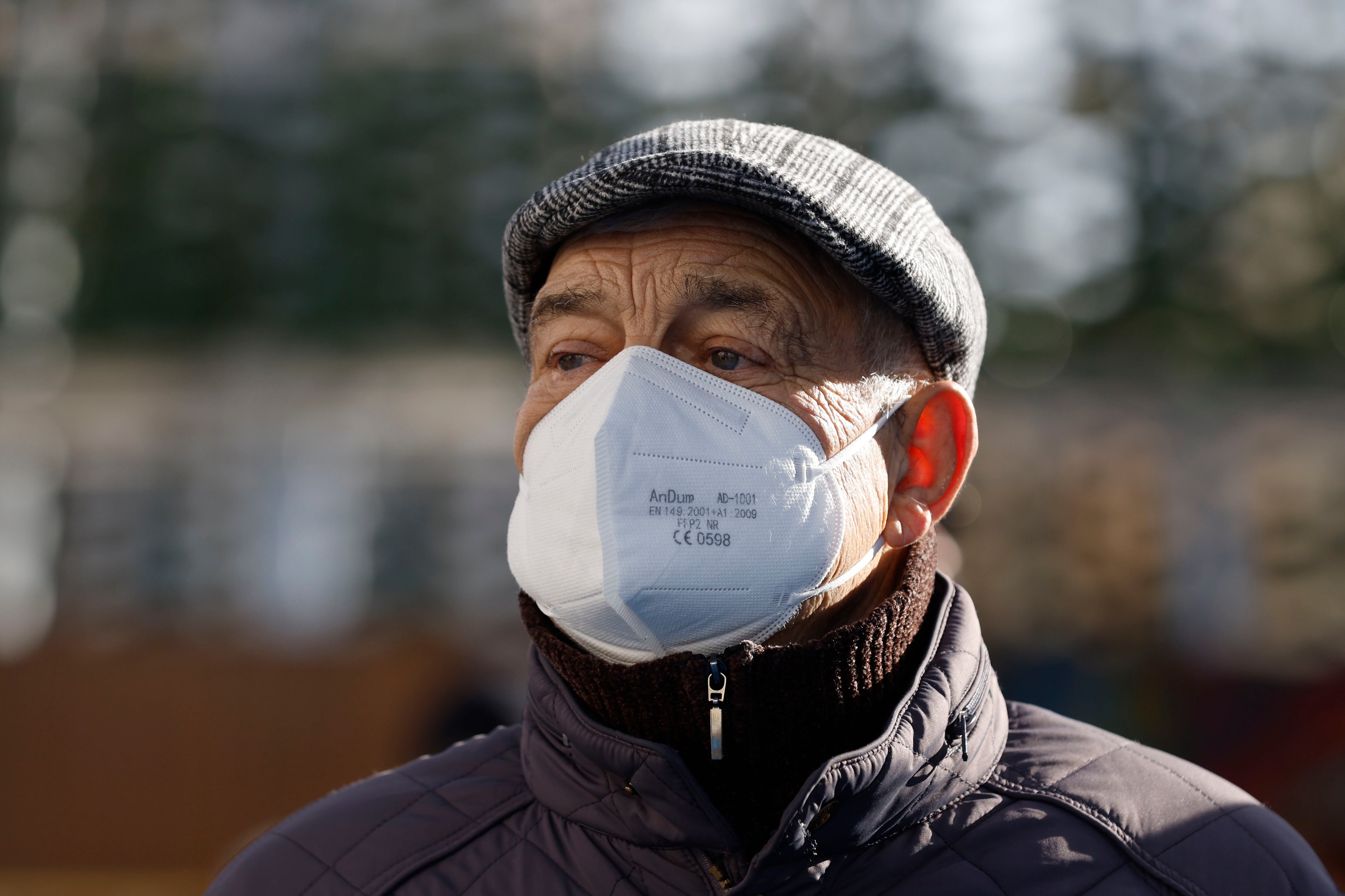 Varias comunidades autónomas hacen obligatoria la mascarilla en los centros sanitarios por incremento de virus