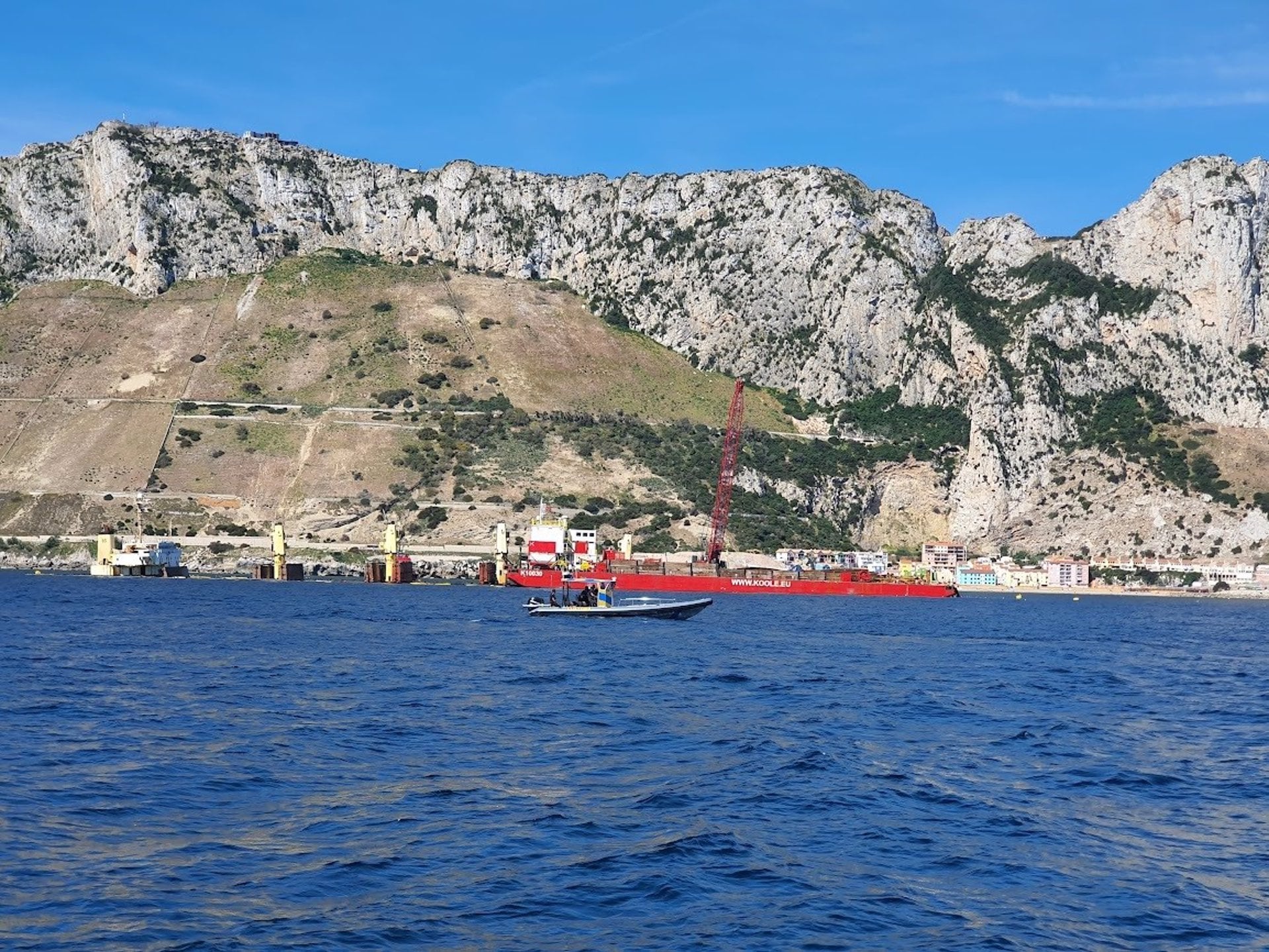 Buque junto a aguas de Gibraltar