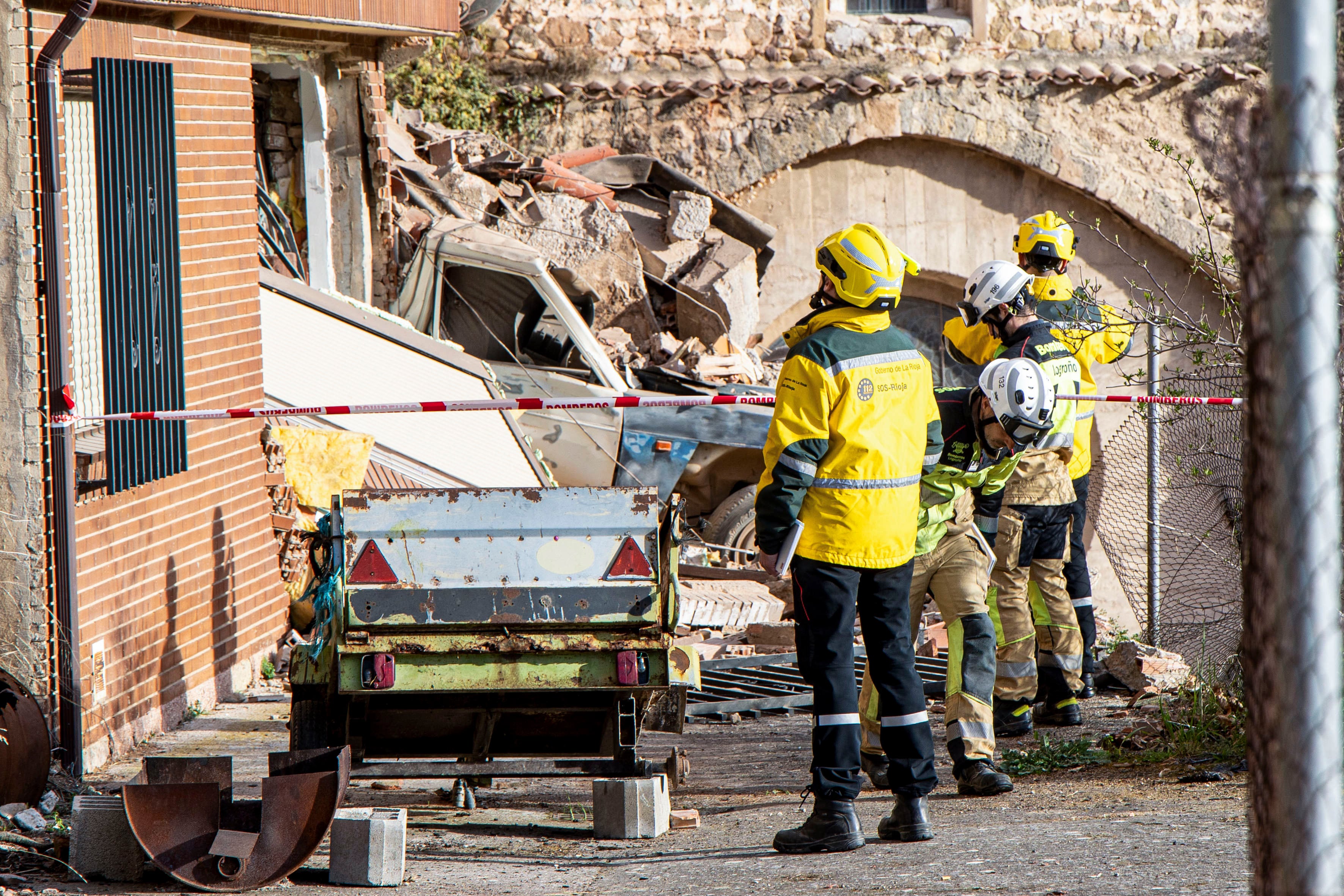 VIGUERA (LA RIOJA), 24/02/2025.- Vista de un vehículo destruido por los escombros tras el derrumbe de la torre de la iglesia de la Asunción de Viguera este lunes. Los técnicos prevén iniciar a lo largo de este lunes los trabajos de desescombro controlado de los restos de la torre de la iglesia de la Asunción de Viguera, que se derrumbó anoche sobre las 21:30 horas sin causar daños personales, para catalogar todos sus elementos con el objetivo de su restauración cuando sea posible. EFE/ Raquel Manzanares
