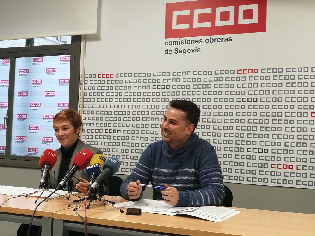 Esther González y Alex Blázquez en la sede de Comisones Obreras
