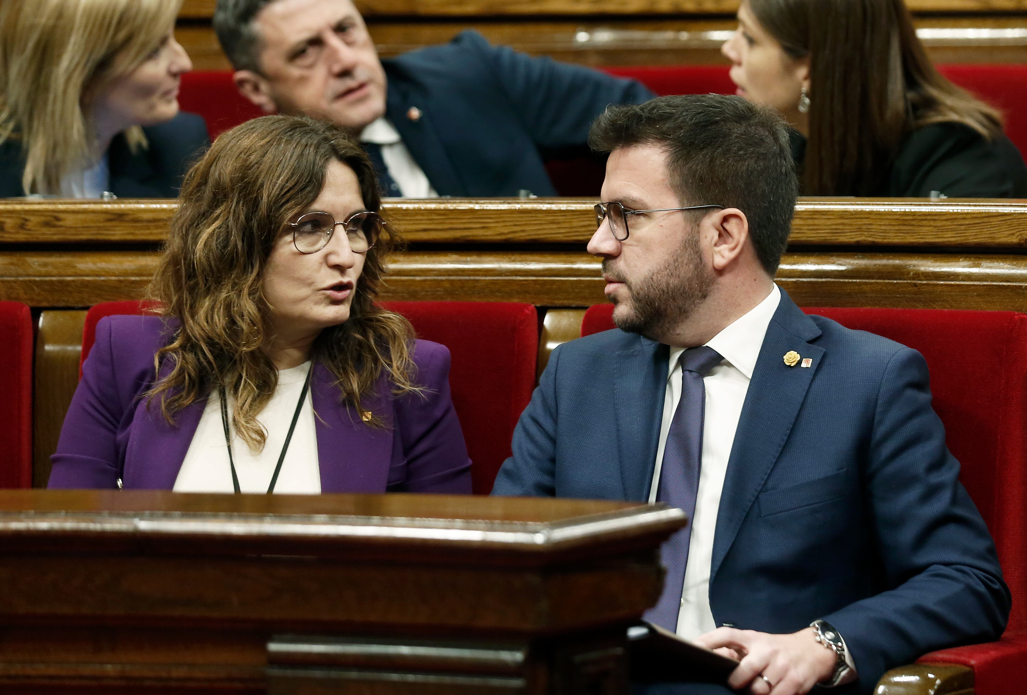 El presidente de la Generalitat, Pere Aragonès, y su vicepresidenta, Laura Vilagrà, en el pleno del Parlament