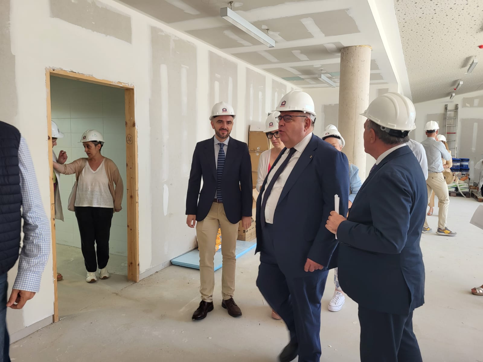 Foto de archivo de una visita a las obras del nuevo centro de salud