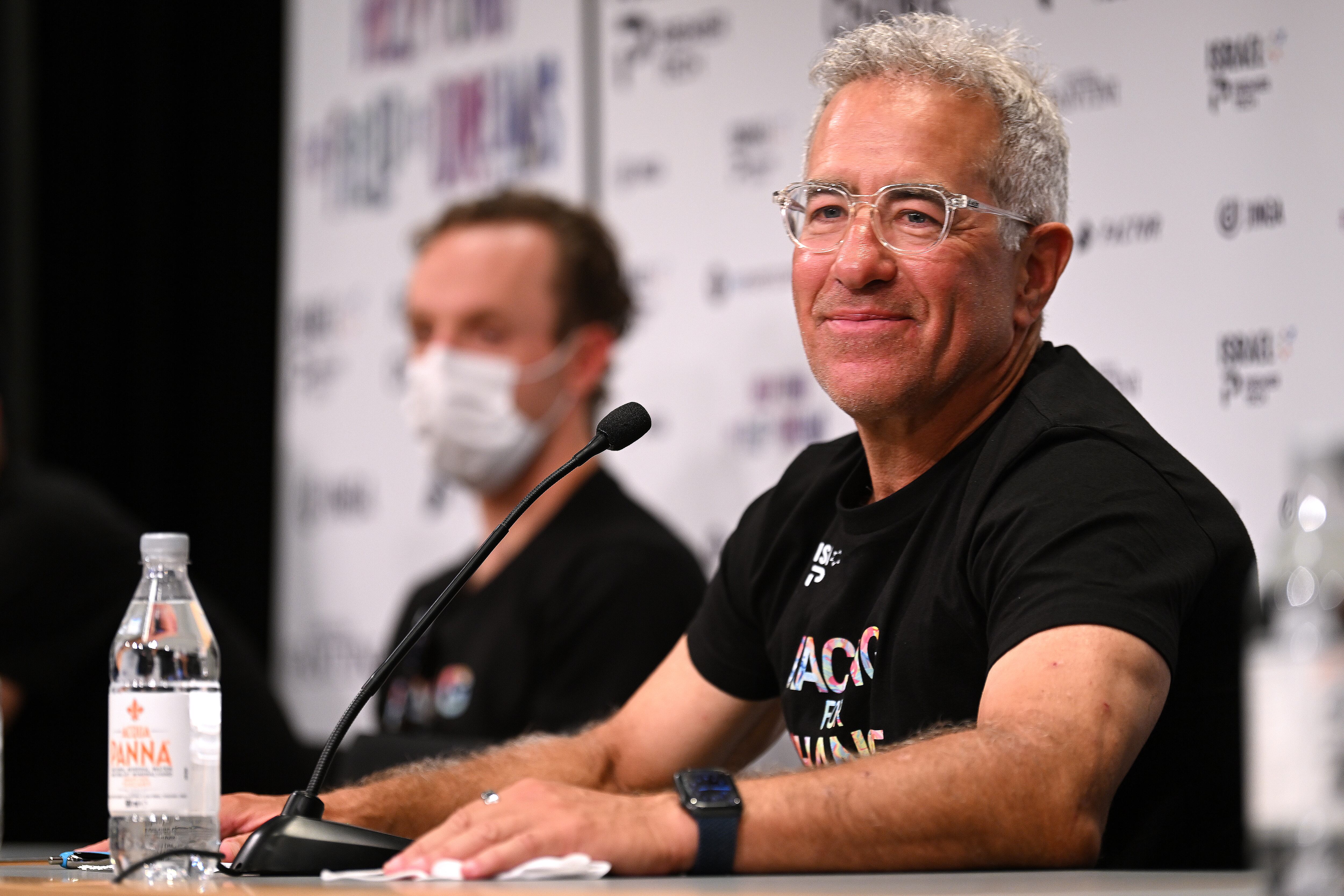 Sylvan Adams, propietario del Israel - Premier Tech, durante una rueda de prensa