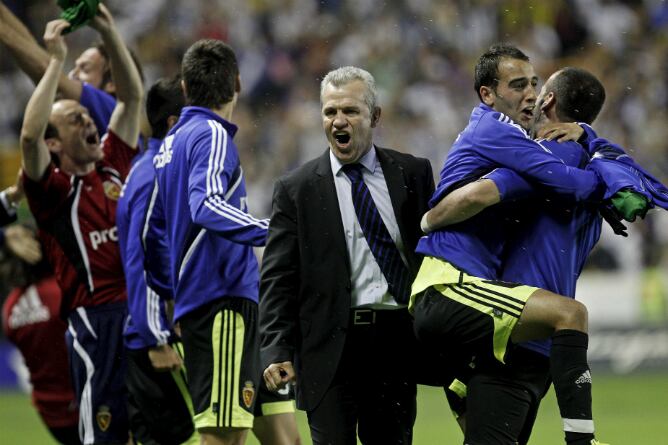 Javier Aguirre celebra el gol que les mantenía en Primera
