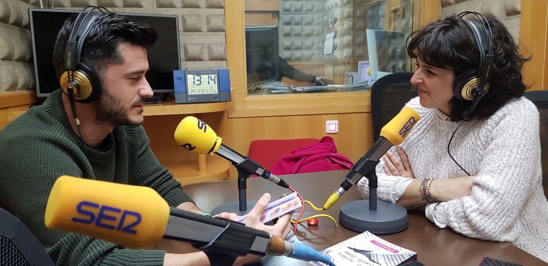 Santi Ongay con Bea Balbona en los estudios de Radio Asturias