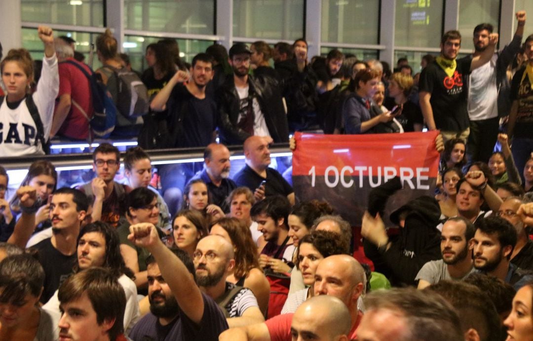 Manifestantes convocados por Tsunami Democràtic en el aeropuerto del Prat.