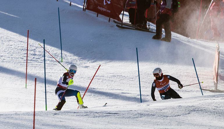 Santacana en plena prueba del slalom con su guía Miguel Galindo