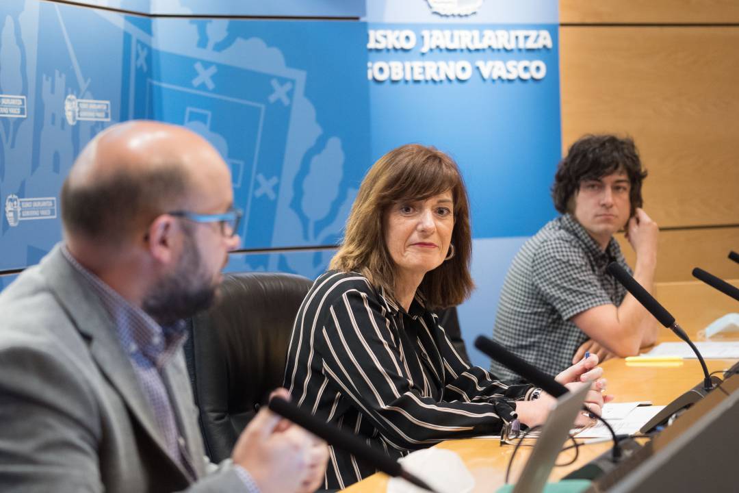 La Viceconsejera de Políticas Sociales, Lide Amilibia, flanqueada por los responsables del estudio