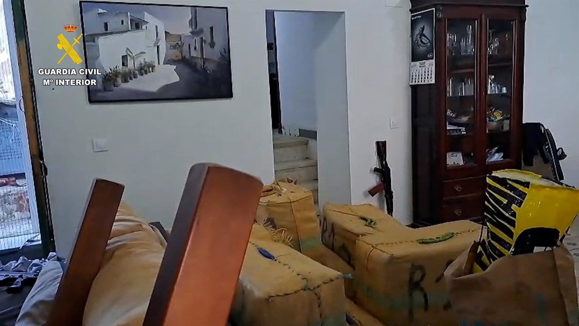 Fardos de droga y armas incautados en una casa rural en la desembocadura del Guadalquivir
