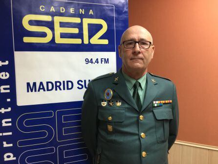 El cabo Luis Feal, responsable del departamento histórico del Colegio de Guardias Jóvenes Duque de Ahumada de Valdemoro, en los estudios de la radio.