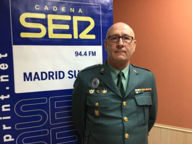 El cabo Luis Feal, responsable del departamento histórico del Colegio de Guardias Jóvenes Duque de Ahumada de Valdemoro, en los estudios de la radio.