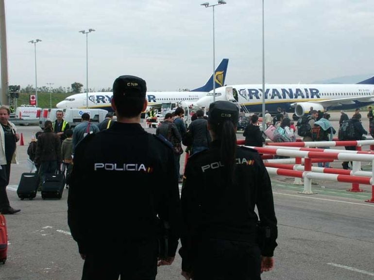 Policia Nacional durant un control a l'aeroport de Girona