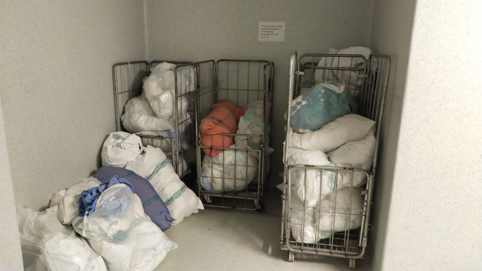  Acumulación de bolsas sucias de material sanitario en el Hospital Materno Infantil de Zaragoza.