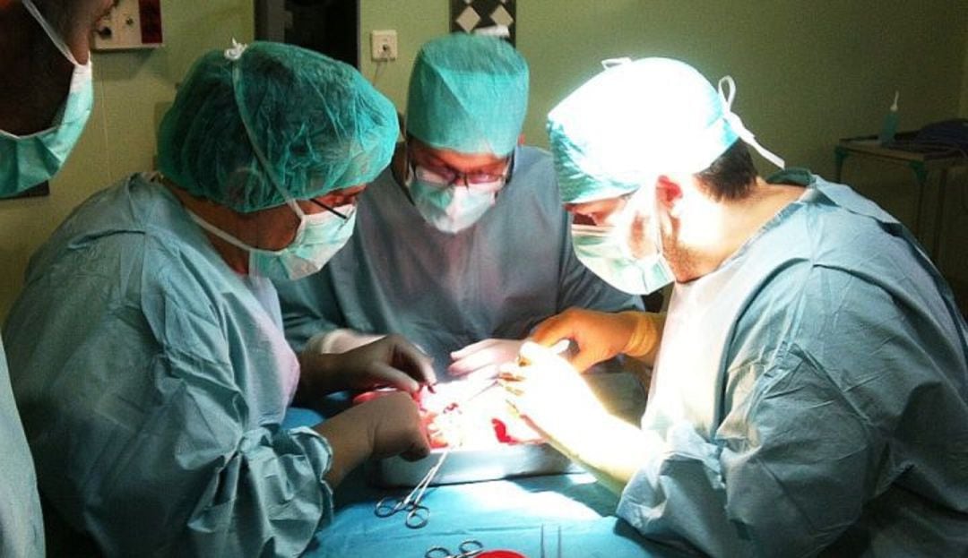 Un equipo médico realizando un transplante