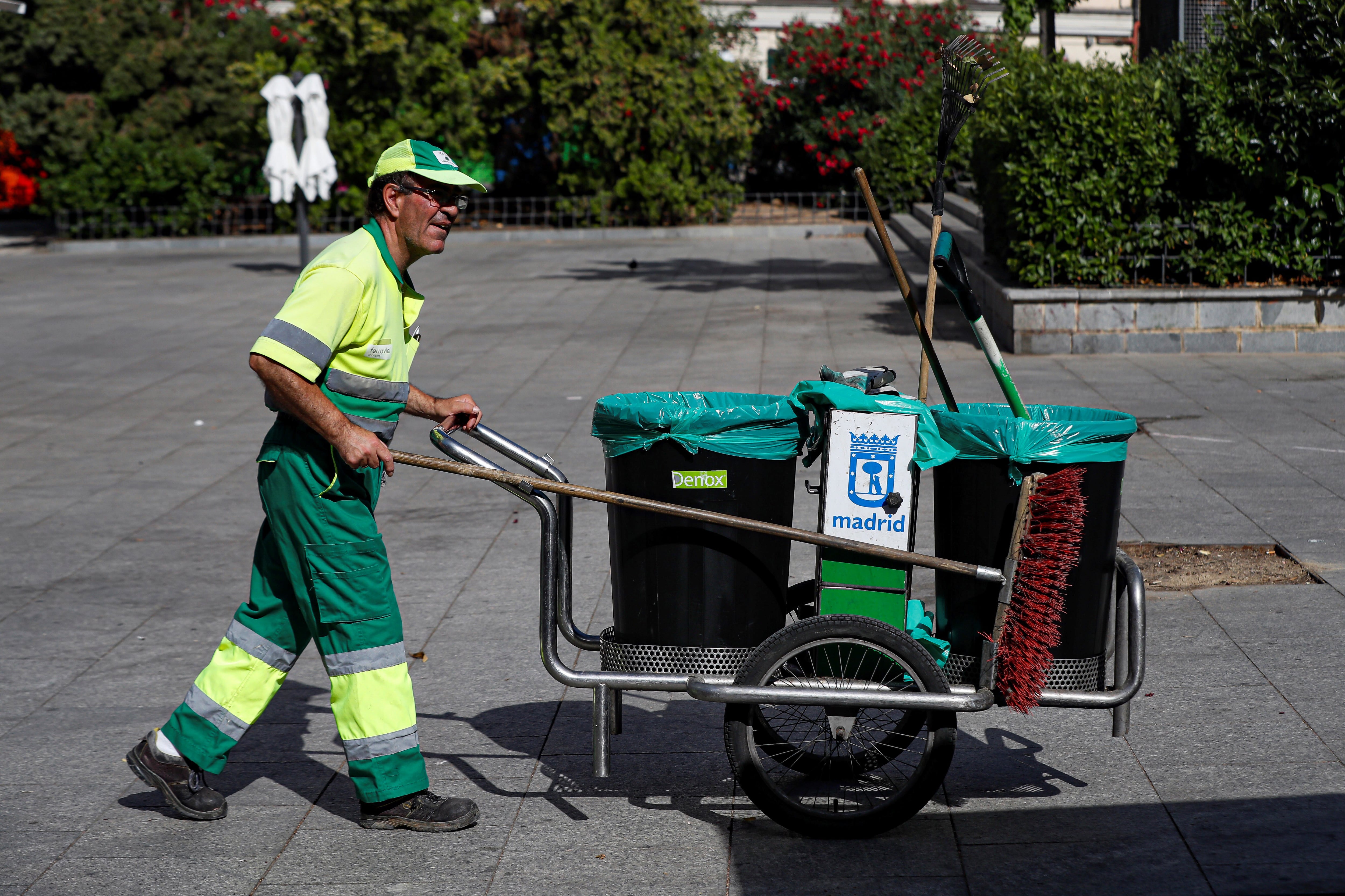 Empleados municipales de limpieza recorren las calles de Madrid