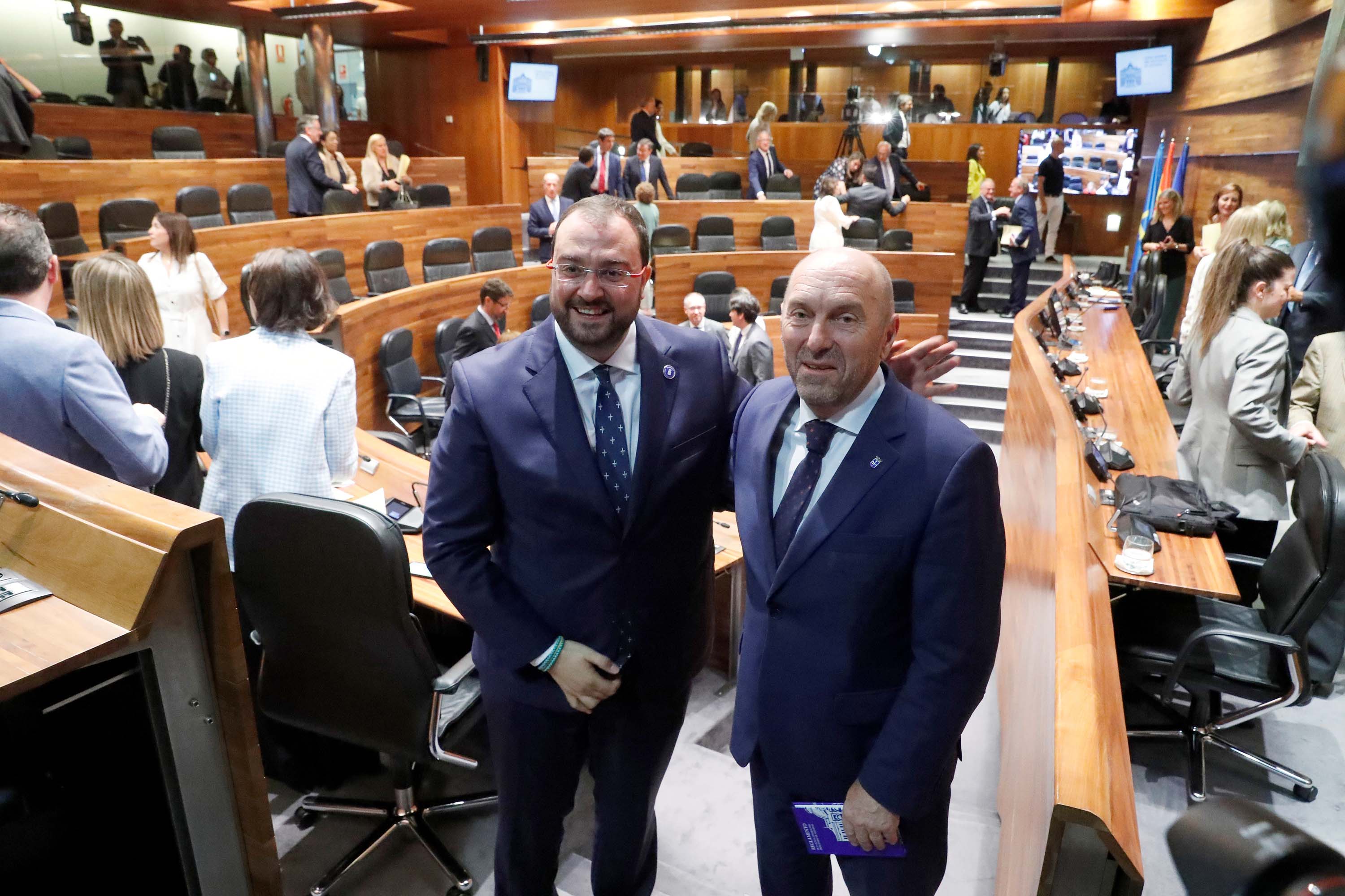 Adrián Barbón y Juan Cofiño en el pleno de constitución de la Junta General del Principado