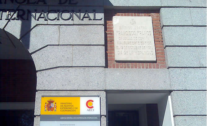 Una placa en memoria de Franco (Foto: J. Torres)