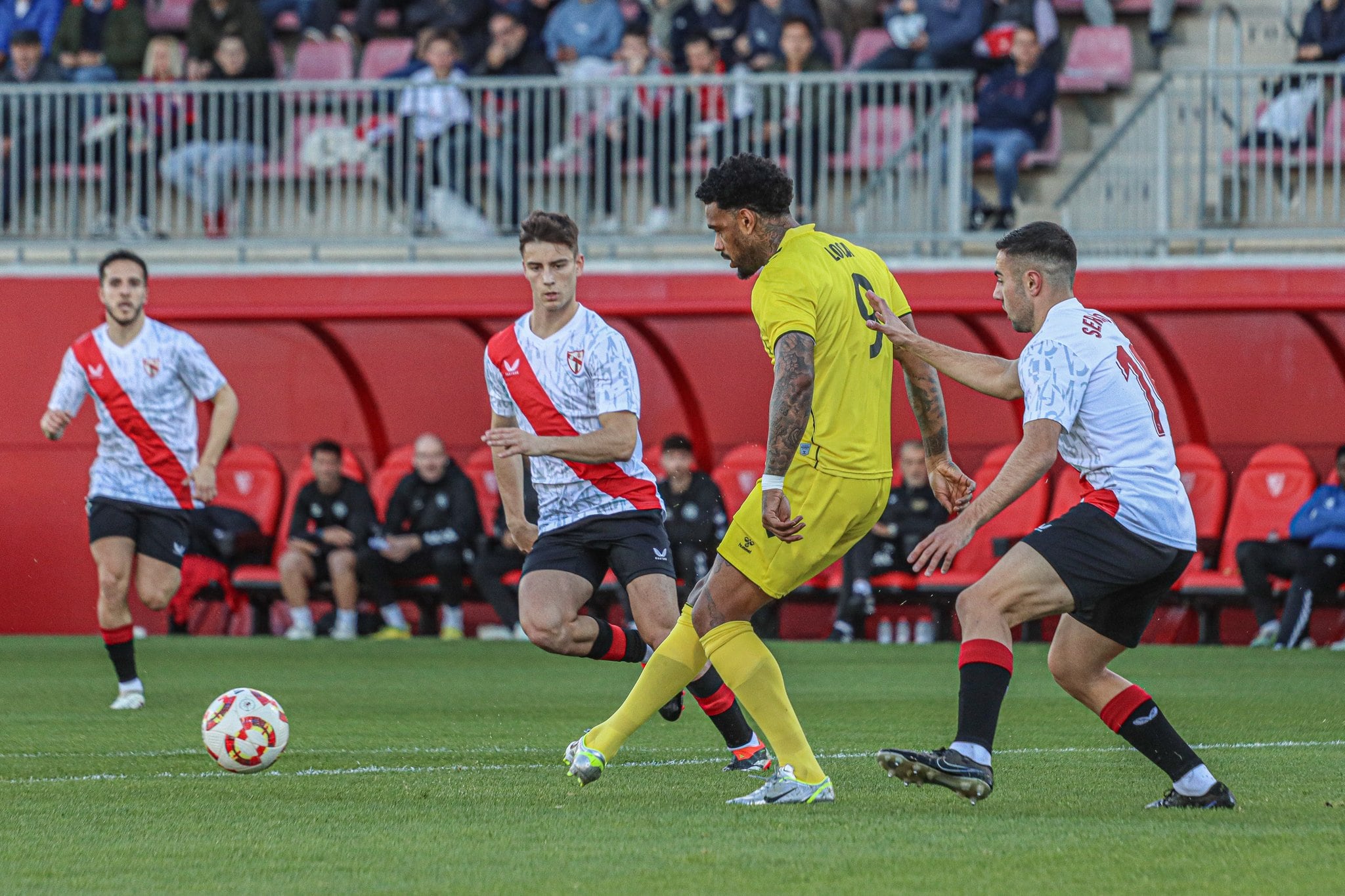 Locadia pasa el balón ante la defensa del Sevilla Atlético. Foto: CF Intercity