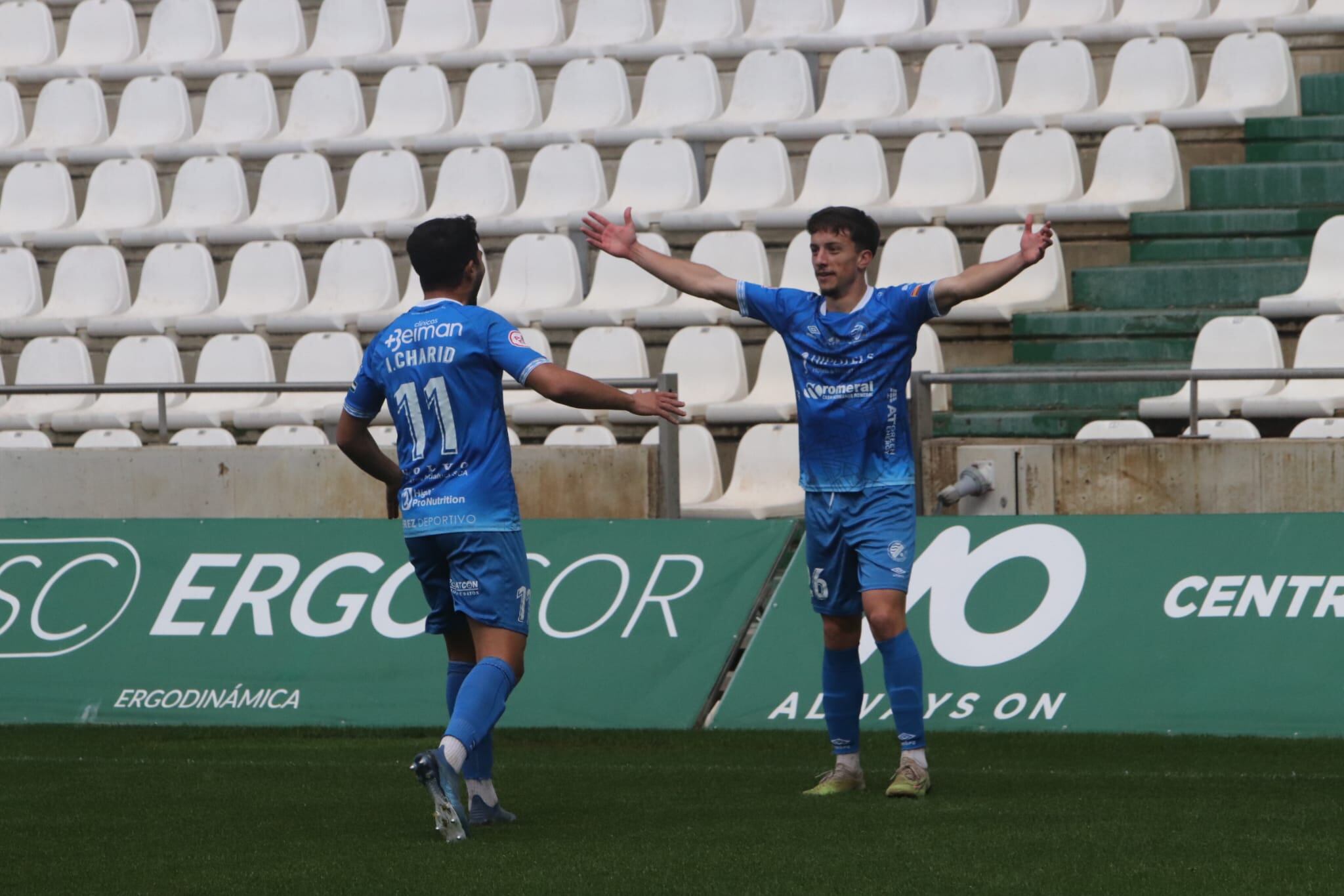 Pepe Rincón abre los brazos tras anotar su gol en el Nueo Arcángel