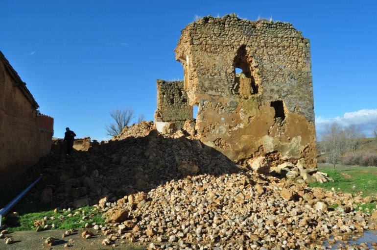 El muro oeste del castillo de Alcuetas se ha venido abajo
