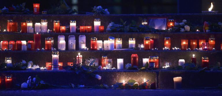 Velas en homenaje a los 16 estudiantes de intercambio fallecidos en el accidente.