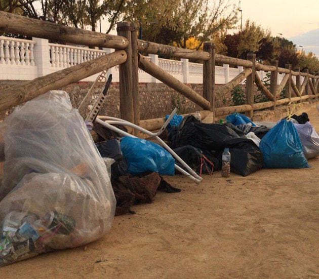 Basura recogida durante su primera jornada de limpieza en el río Azuer en Manzanares (Ciudad Real)