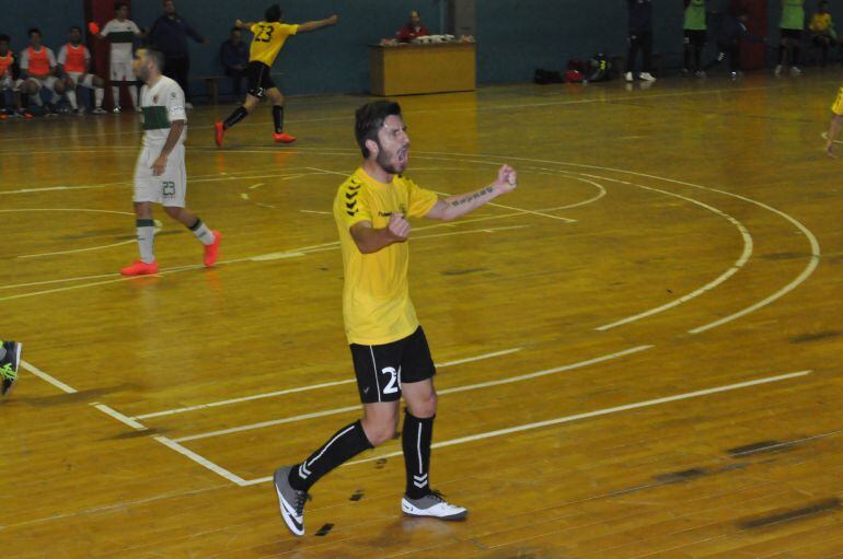 Álvaro Martínez celebra el 6-5