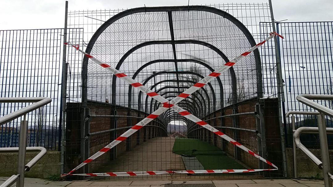 La pasarela cerrada de Salburua