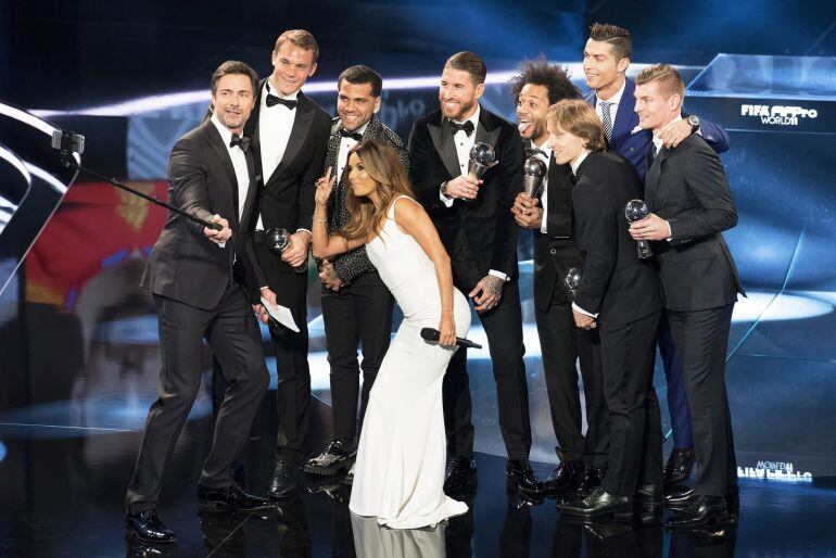 Los presentadores de la gala de la FIFA posan para un &#039;selfie&#039; con los premiados del once ideal que asistieron