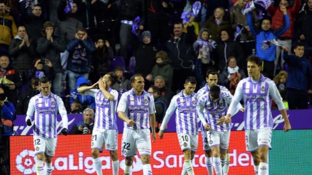 Los jugadores del Real Valladolid celebran el gol de Míchel