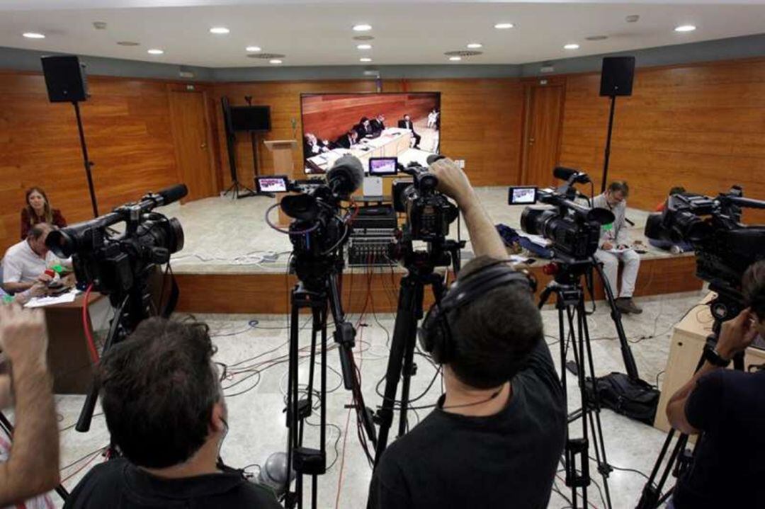 Periodistas siguiendo el juicio en la sala de prensa de los juzgados de Pardo Gimeno.