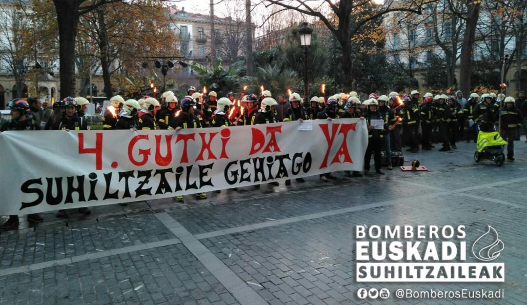 Protesta de los bomberos de Gipuzkoa frente al palacio de la Diputación. 