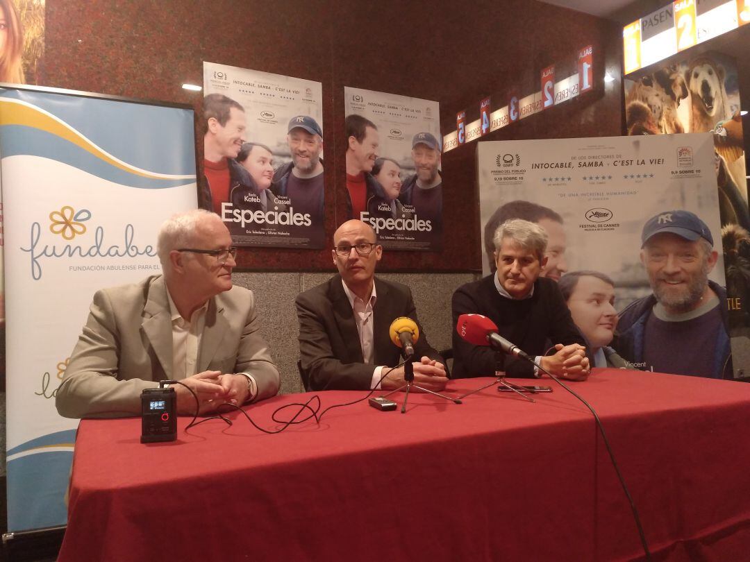 Fernando García (presidente de FUNDABEM), Enrique Torralba (gerente de Cines Estrella Ávila) y Gerardo Herrera (Autismo Ávila)