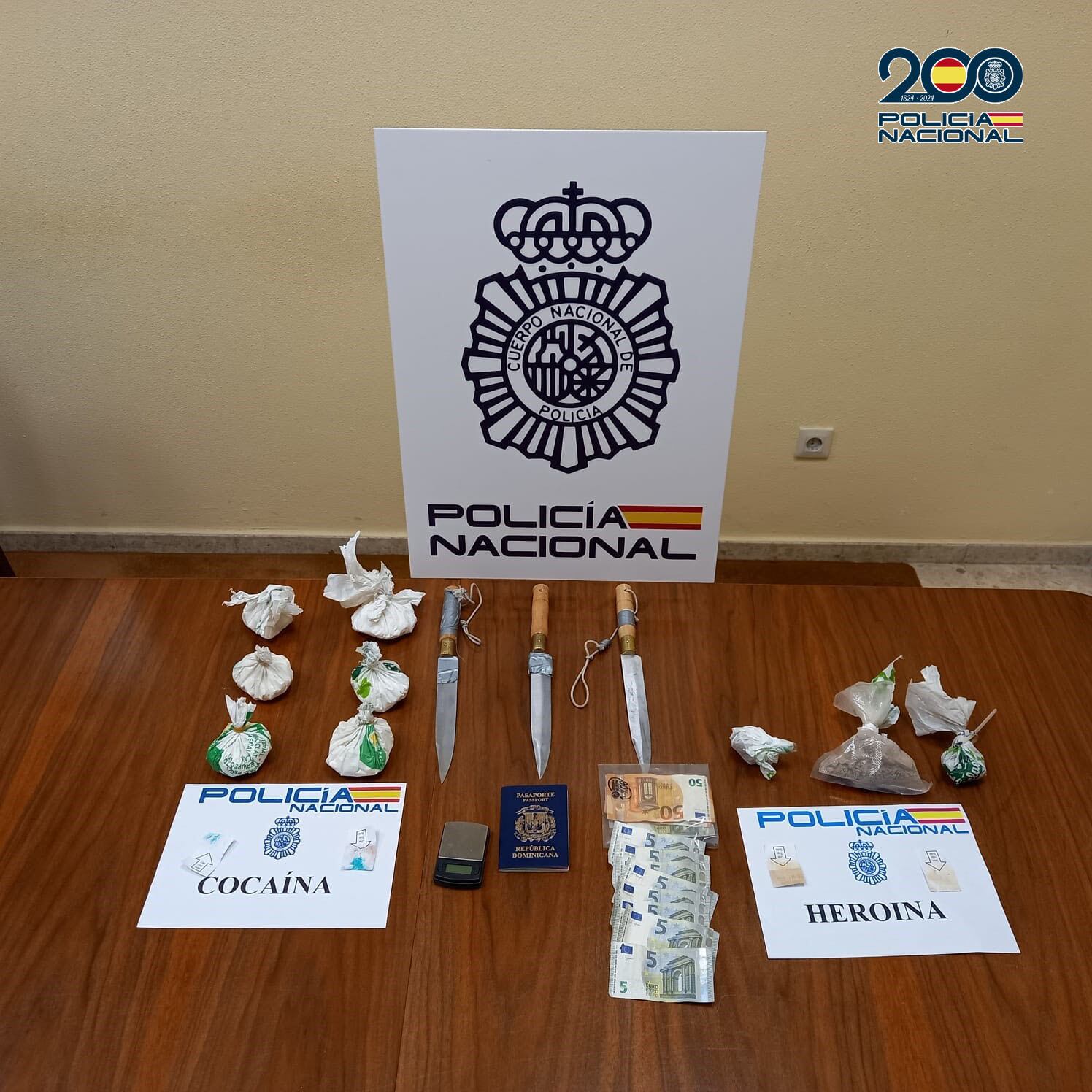 Drogas y armas incautadas en la operación policial