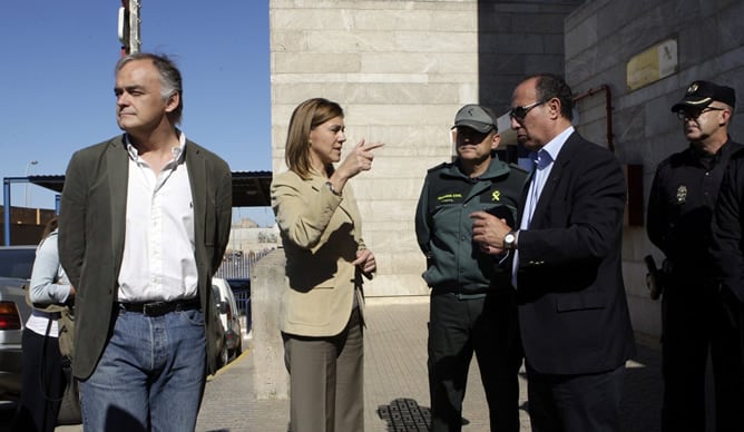 María Dolores de Cospedal acompañada de Esteban González Pons durante su visita al puesto fronterizo de Beni Enzar, el principal de los cuatro pasos habilitados entre Melilla y Marruecos