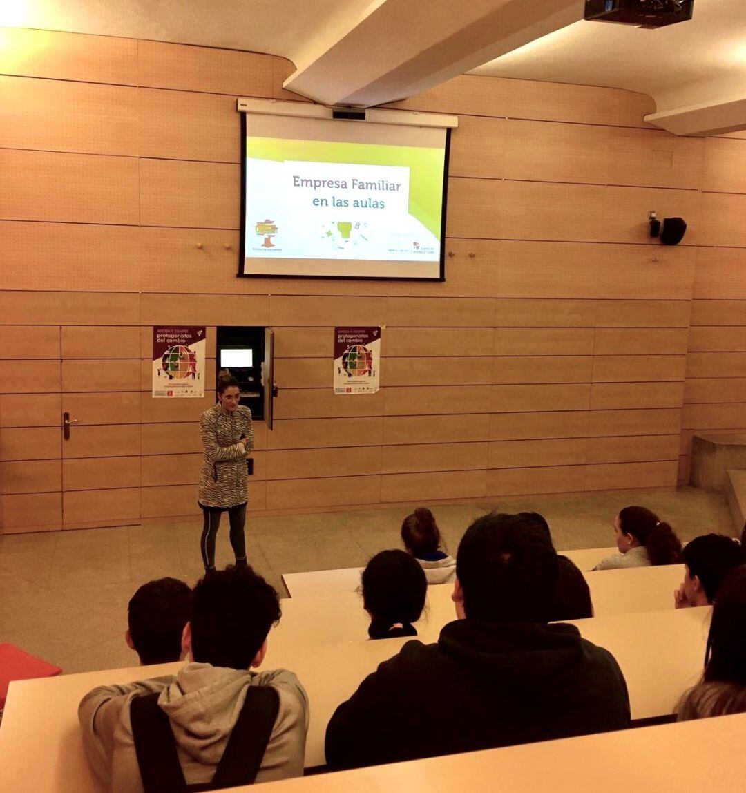 María José Tapia, directora de Comunicación y Marketing de Naturpellet ofrece una charla dentro del programa "Empresa familiar en las aulas"