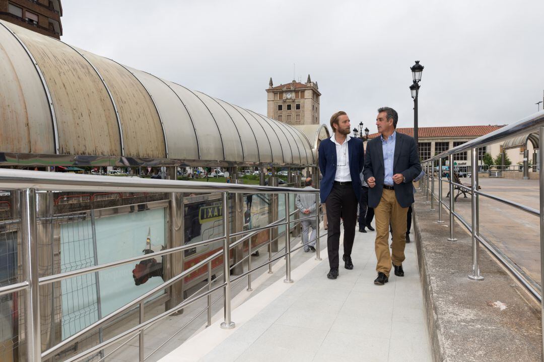 Estación de Autobuses de Santander. El consejero de Innovación, Industria, Turismo y Comercio en funciones, Francisco Martín, visita
 las obras exteriores de esta infraestructura. 